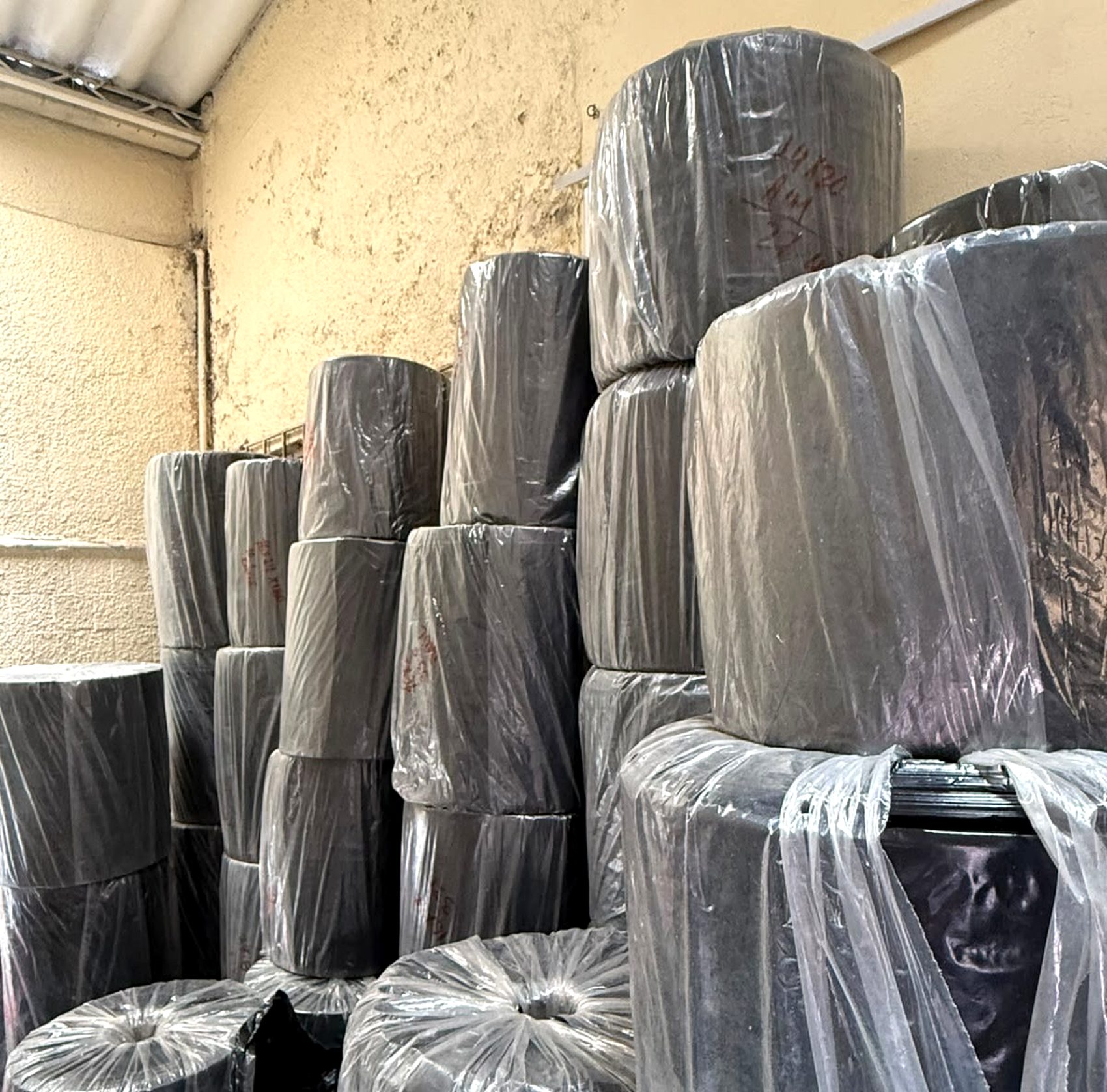Bodega de Plastiplaxo con rollos de polietileno listos para despacho